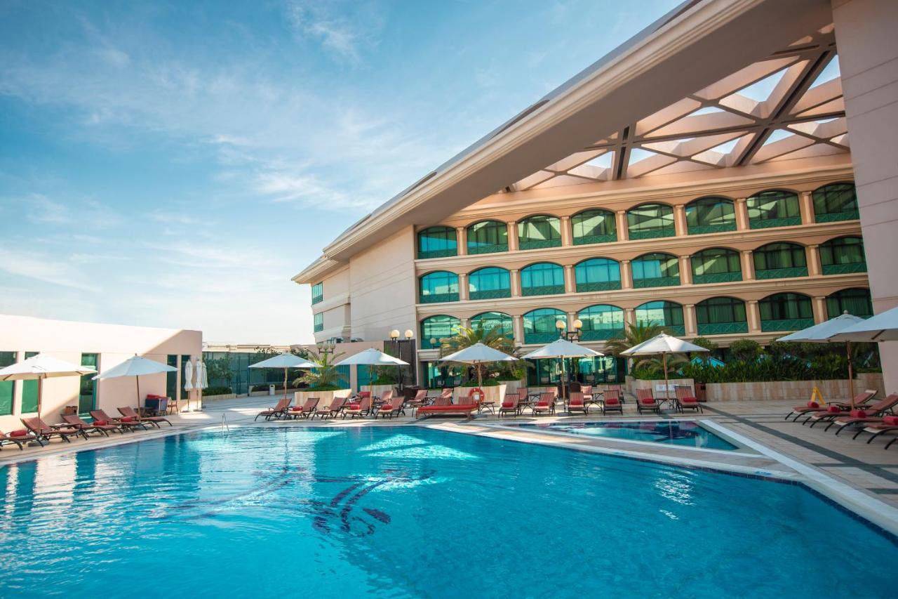 فندق موفنبيك جراند البستان دبي المظهر الخارجي الصورة The swimming pool at the hotel