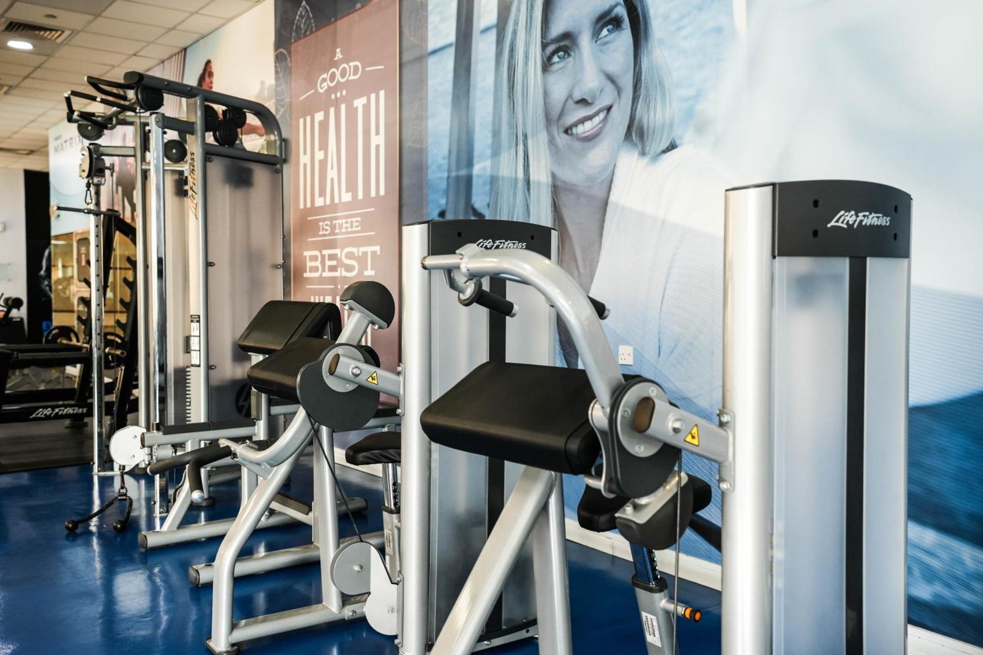 فندق موفنبيك جراند البستان دبي المظهر الخارجي الصورة The gym at the hotel