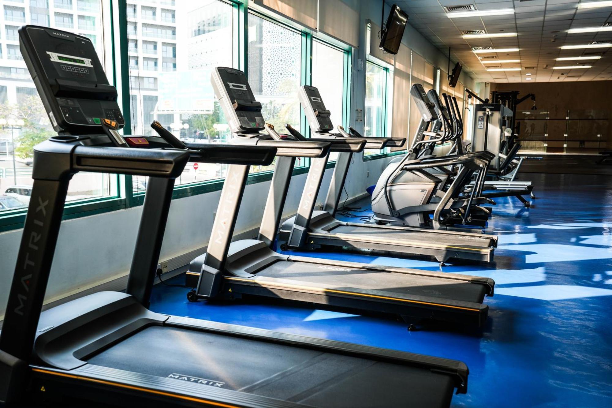 فندق موفنبيك جراند البستان دبي المظهر الخارجي الصورة A row of treadmills