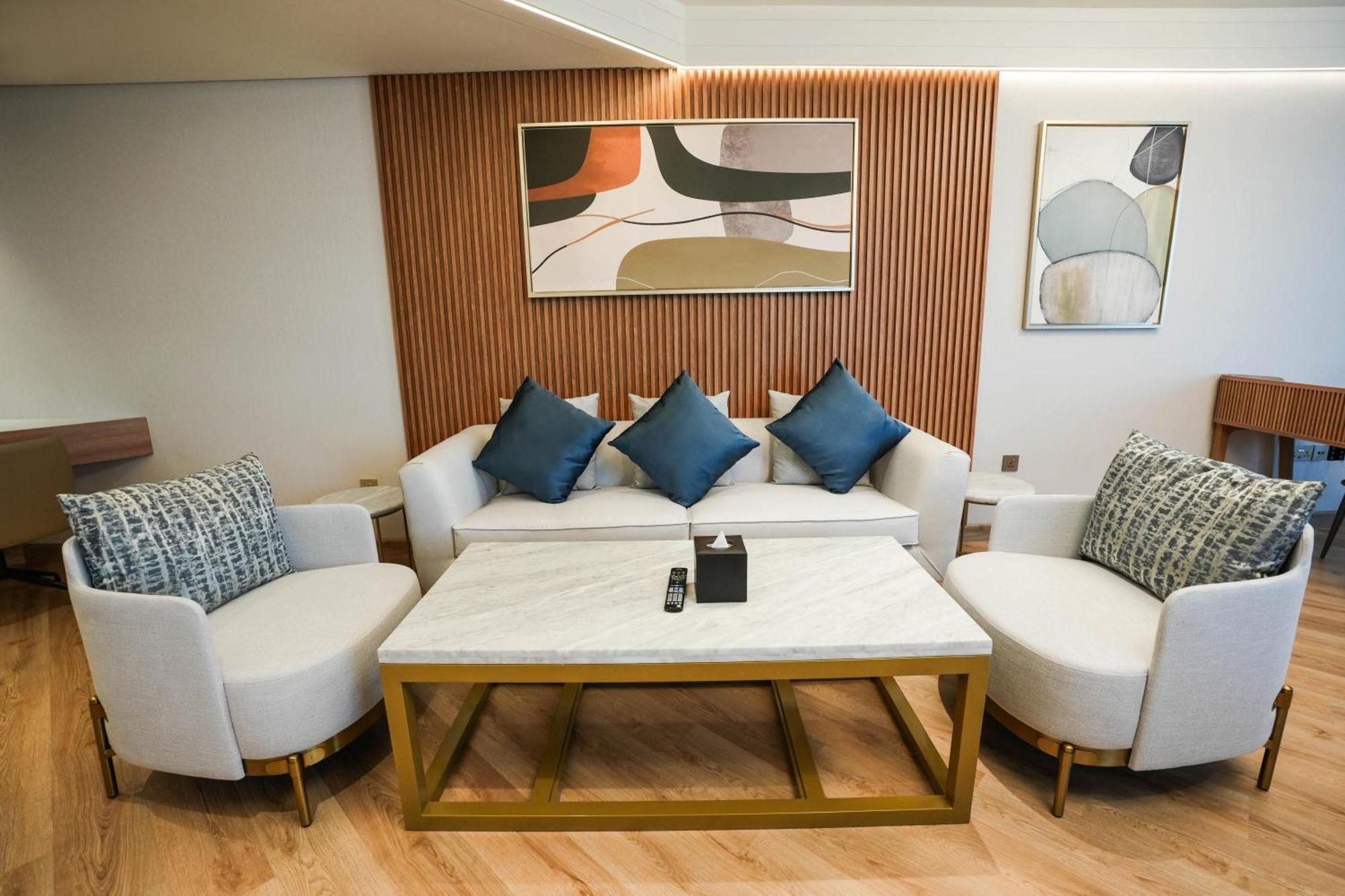 فندق موفنبيك جراند البستان دبي المظهر الخارجي الصورة A living room in a suite at the hotel