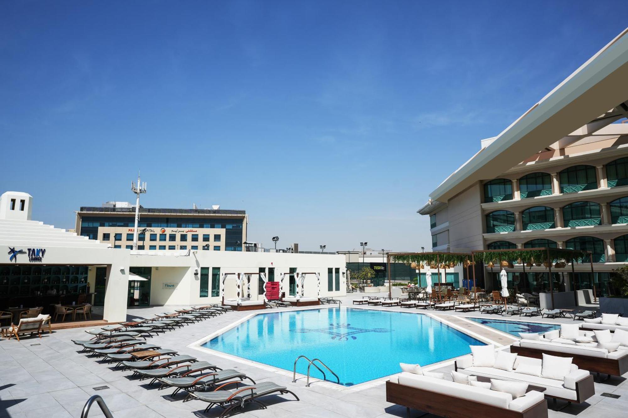 فندق موفنبيك جراند البستان دبي المظهر الخارجي الصورة The swimming pool at the hotel