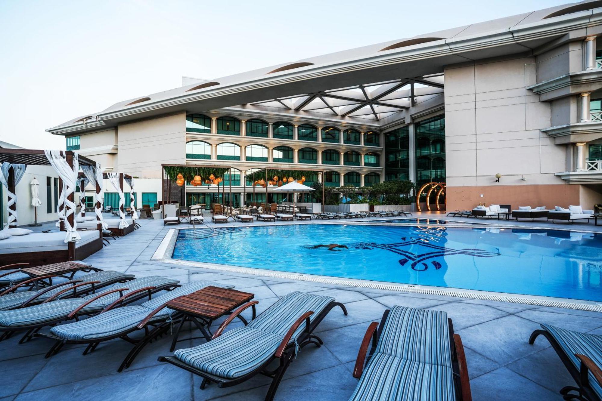 فندق موفنبيك جراند البستان دبي المظهر الخارجي الصورة The pool at the hotel